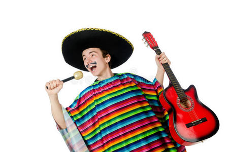 有趣的年轻墨西哥人与吉他隔离在白色
