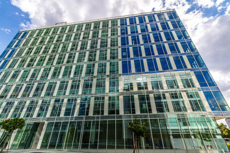 玻璃反光办公楼与蓝天和阳光