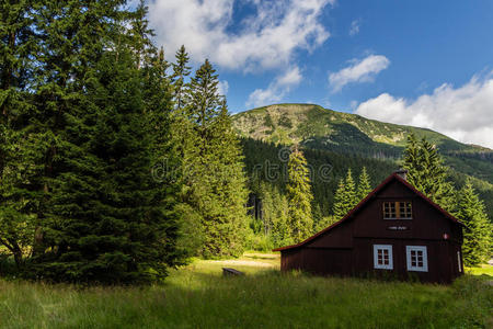 捷克共和国Krkonose山上美丽的房子小屋