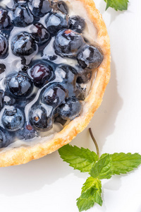 木制桌子上的新鲜蓝莓自制馅饼