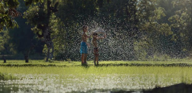 水塘 求助 行动 兴奋 亚洲 喷泉 闲暇 微笑 假日 小孩
