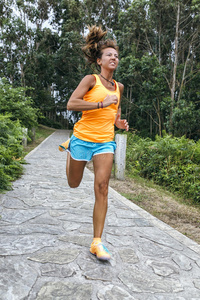 女运动员跑步