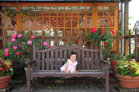 座位 面对 宝贝 婴儿 植物 长凳 花园 人类 在下面 女孩