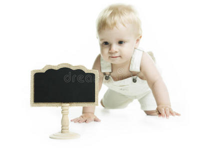 婴儿和一个空黑板