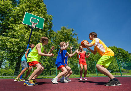游戏 小孩 篮子 活动 运动员 乐趣 儿童 武器 高的 目标