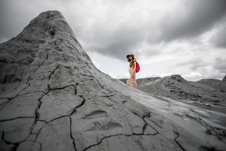 女性旅行者走在泥火山附近