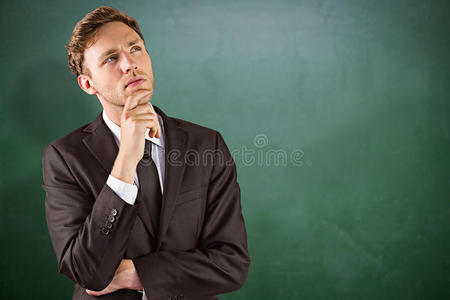 年轻商人用手在下巴思考的复合形象专注的女商人在办公室阅读文件特写