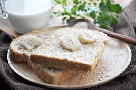 香蕉和面包作为早餐