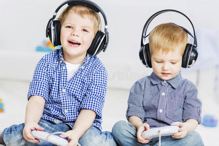耳机 小孩 享受 游戏 在一起 按钮 肖像 视频 计算机