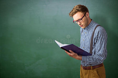 奇怪学生阅读一本书的复合图像