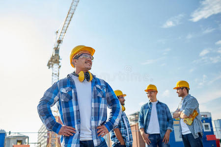 一群戴着安全帽微笑的建筑工人