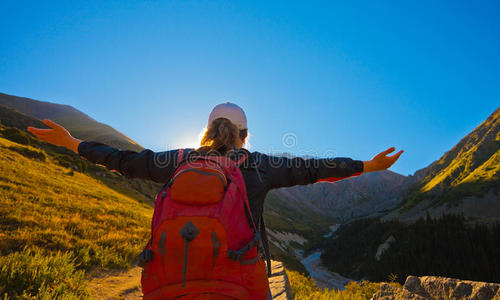 徒步旅行 自然 首脑会议 风景 峡谷 背包 吉尔吉斯斯坦