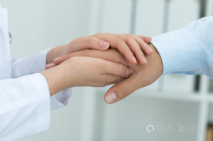 女医生安慰她的病人