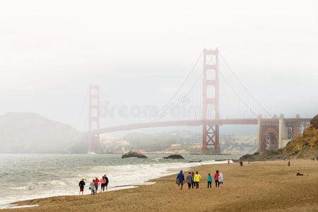 旧金山清晨海滩上的雾