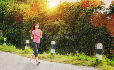 女性健身模特在外面跑步