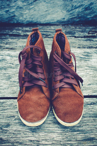旧木头背景上的棕色鞋。