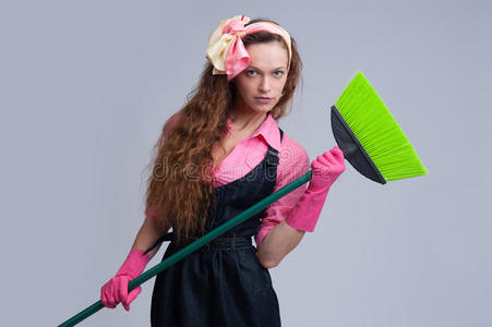 拿扫帚的家庭主妇照片