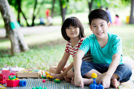 玩得开心亚洲男孩在水管里玩得很开心小亚洲人在印度玩球玩得很开心