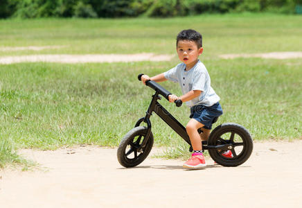 小男孩骑平衡自行车