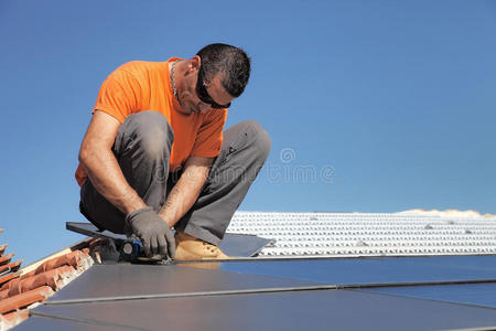 光伏 安装 房子 屋顶 面板 权力 发电机 网格 安装工