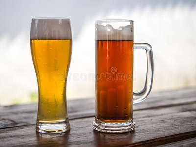 啤酒杯和玻璃杯，有浅色或深色饮料