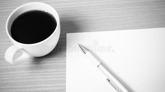 咖啡杯用白纸和钢笔黑白色调