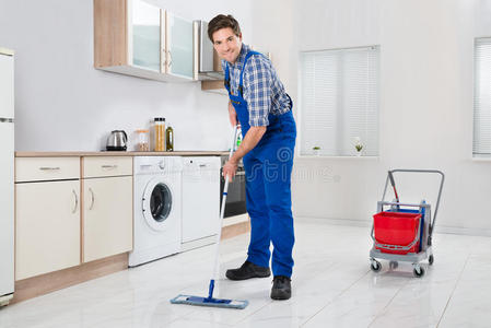 成人 台面 清洁 水桶 家务 男人 清洗 职业 地板 卫生