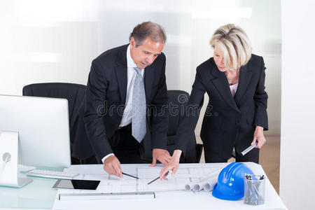 两个建筑师在看平面图