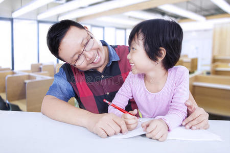 父亲 小孩 学习 女孩 男人 通信 可爱的 帮助 中国人