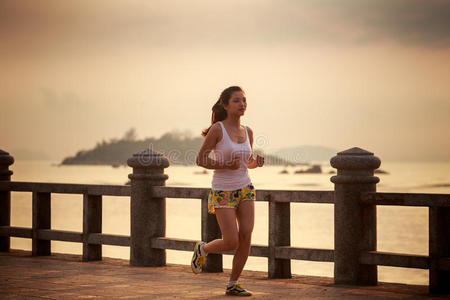亚洲女孩在日出时跑步