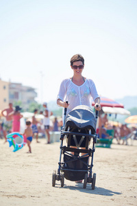 婴儿车 海滩 小孩 婴儿 为人父母 女孩 海洋 海岸 照顾
