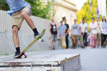 男孩在街上滑板。 城市生活。