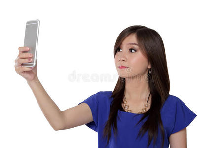 亚洲女孩看着她的手机