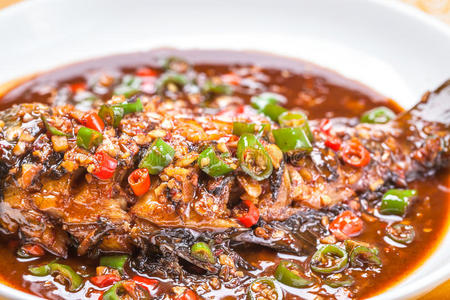 用辣椒和大蒜炖鲤鱼照片