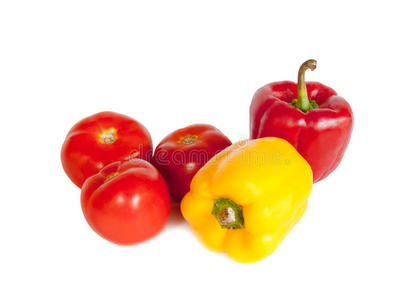 新鲜甜椒，白色背景的西红柿