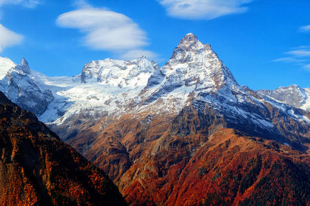 云中的山峰