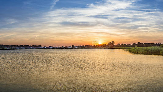 房屋 回水 芦苇 镜像 欧洲 风景 海岸 自然 日落 情感