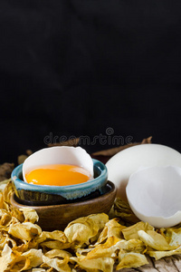 碎鸡蛋和蛋黄