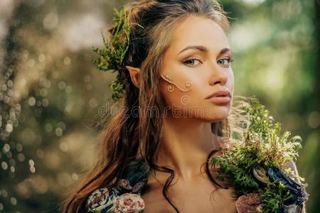 森林里的精灵女人照片