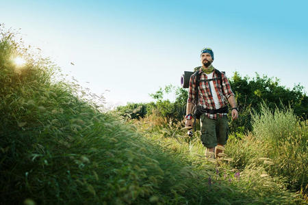 照相机 旅行 男人 活动 自然 太阳 徒步旅行 草地 冒险