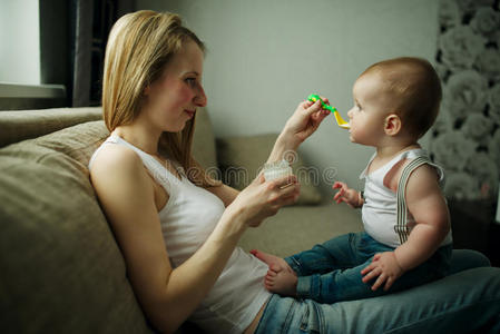 母亲用勺子喂婴儿