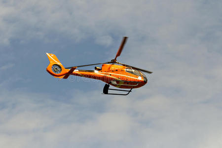 民用直升机在天空中飞行