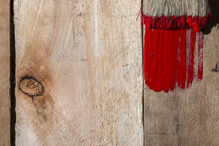松树木板的特写被涂上红色