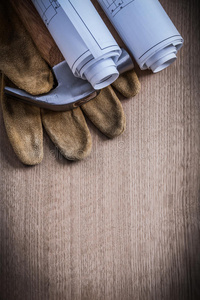 施工计划，安全手套和爪锤在木板上