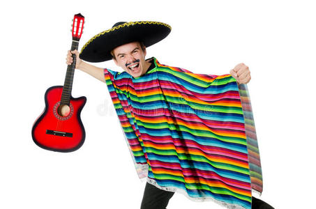 有趣的年轻墨西哥人与吉他隔离在白色