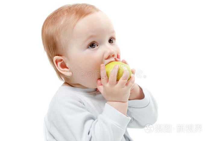 婴儿吃绿苹果。 工作室半长肖像，孤立在白色背景上