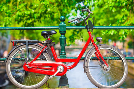 阿姆斯特丹桥上五颜六色的自行车