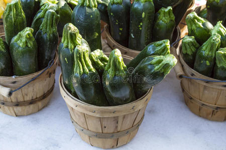 农贸市场的新鲜有机水果和蔬菜