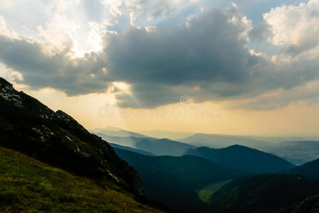 天空 徒步旅行 岩石 动机 美丽的 风景 暴风雨 激励 阿尔卑斯山