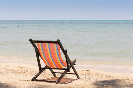 田园式热带海滩上的沙滩椅子。